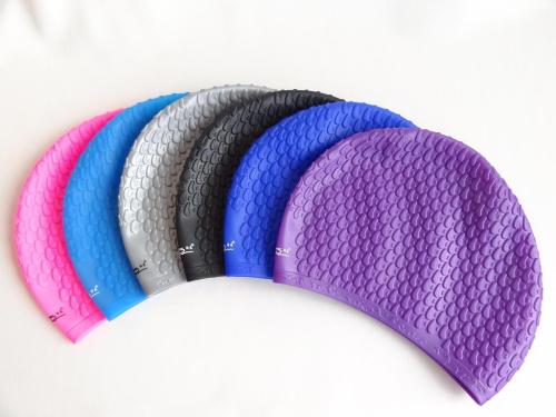 游泳戴硅膠的好還是布的好，硅膠泳帽和布泳帽哪個(gè)更舒服？